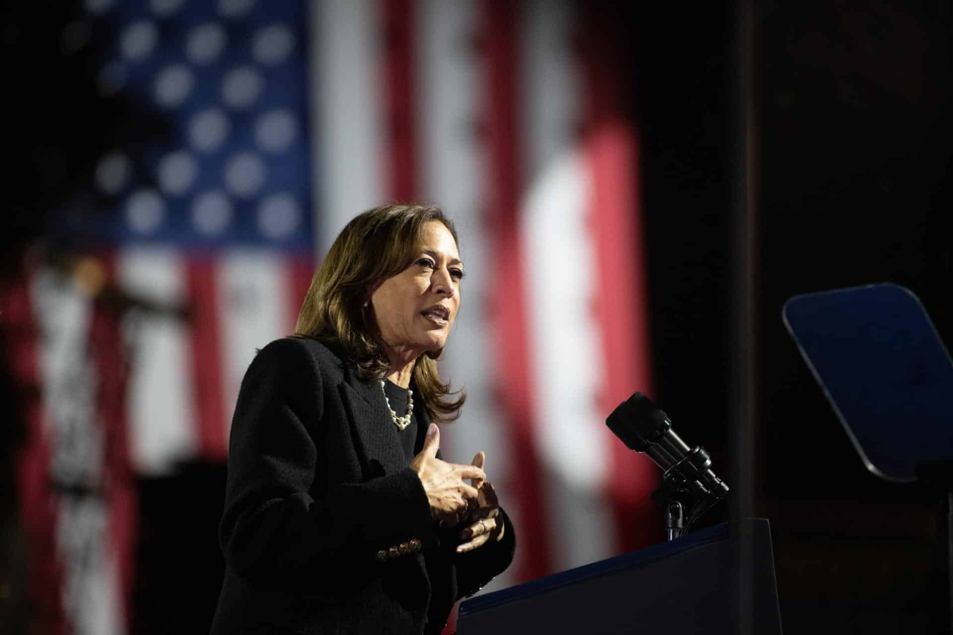 Fotografía del 5 de noviembre de 2024 en donde se ve a la vicepresidenta estadounidense y candidata demócrata a la Casa Blanca, Kamala Harris. EFE/DAVID MUSE