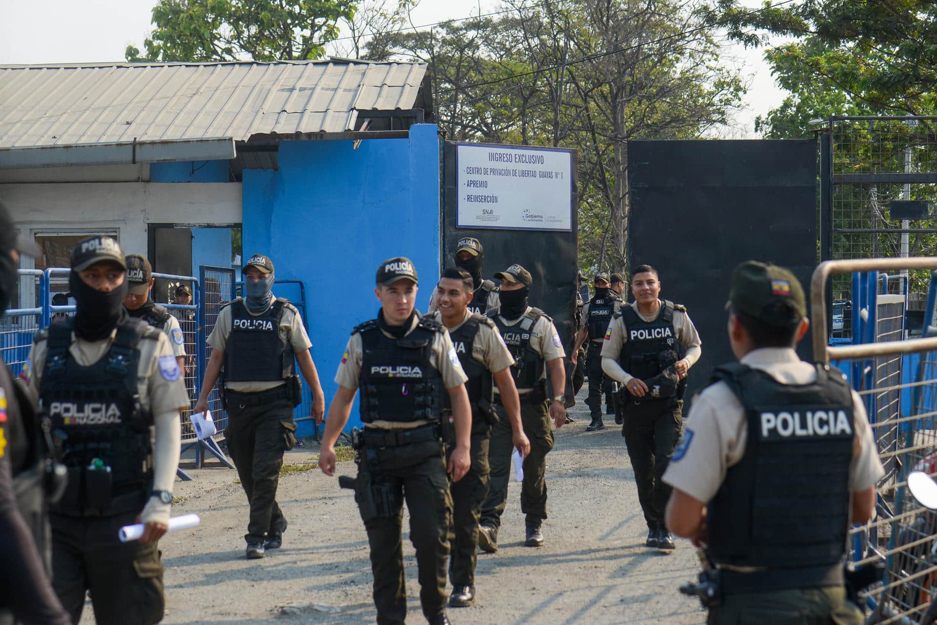 Integrantes de la policía resguardan la entrada la cárcel la Penitenciaría del Litoral, este martes en Guayaquil (Ecuador). EFE/Jonathan Miranda