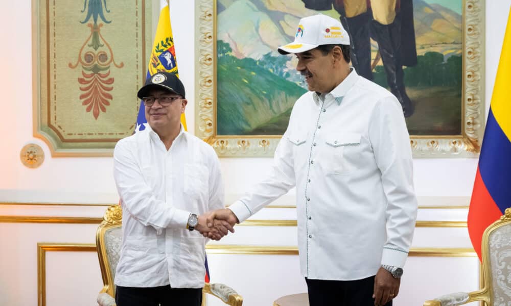 Fotografía de archivo, fechada el 9 de abril de 2024, de una reunión en Caracas entre los presidentes de Colombia, Gustavo Petro (izq.), y de Venezuela, Nicolás Maduro (der.). EFE/ Rayner Peña R.