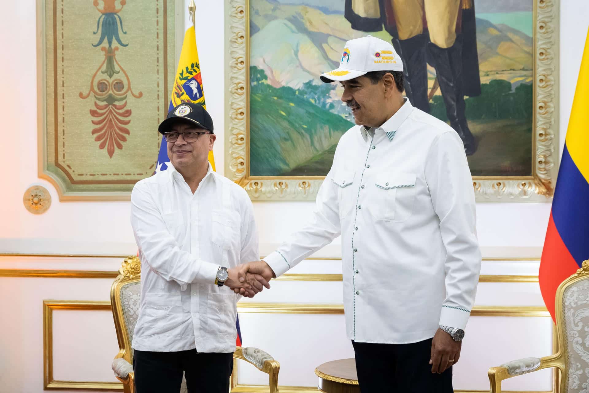 Fotografía de archivo, fechada el 9 de abril de 2024, de una reunión en Caracas entre los presidentes de Colombia, Gustavo Petro (izq.), y de Venezuela, Nicolás Maduro (der.). EFE/ Rayner Peña R.