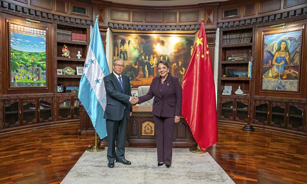 Fotografía cedida este jueves por Casa de Gobierno de Honduras, de la presidenta de Honduras Xiomara Castro (d) junto al vicepresidente del Comité Permanente de la Asamblea Popular Nacional de China, Li Hongzhong, en la Casa Presidencial en Tegucigalpa (Honduras). EFE/ Casa De Gobierno de Honduras