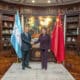 Fotografía cedida este jueves por Casa de Gobierno de Honduras, de la presidenta de Honduras Xiomara Castro (d) junto al vicepresidente del Comité Permanente de la Asamblea Popular Nacional de China, Li Hongzhong, en la Casa Presidencial en Tegucigalpa (Honduras). EFE/ Casa De Gobierno de Honduras