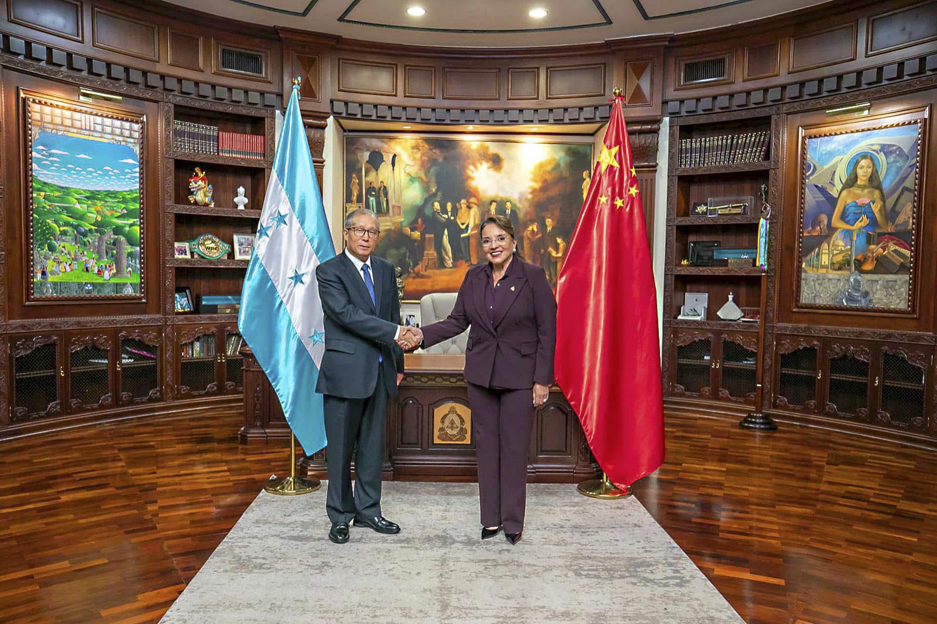 Fotografía cedida este jueves por Casa de Gobierno de Honduras, de la presidenta de Honduras Xiomara Castro (d) junto al vicepresidente del Comité Permanente de la Asamblea Popular Nacional de China, Li Hongzhong, en la Casa Presidencial en Tegucigalpa (Honduras). EFE/ Casa De Gobierno de Honduras