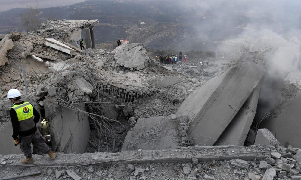 Los rescatistas buscan víctimas en el lugar atacado por un bombardeo israelí, en la localidad de Dhour Abadiyeh en el distrito de Baabda de la gobernación de Monte Líbano, al este de Beirut, Líbano, 12 de noviembre de 2024. Según el Ministerio de Salud libanés, al menos cinco personas murieron y dos resultaron heridas como resultado de un ataque aéreo israelí en una casa residencial en el pueblo de Abadiyeh. Según el Ministerio de Salud libanés, más de 3,280 personas han sido asesinadas y más de 14,200 han resultado heridas en Líbano desde la escalada de hostilidades entre Israel y Hezbollah. Líbano, Hizbulá/Hezbolá EFE/EPA/WAEL HAMZEH EPA-EFE/WAEL HAMZEH