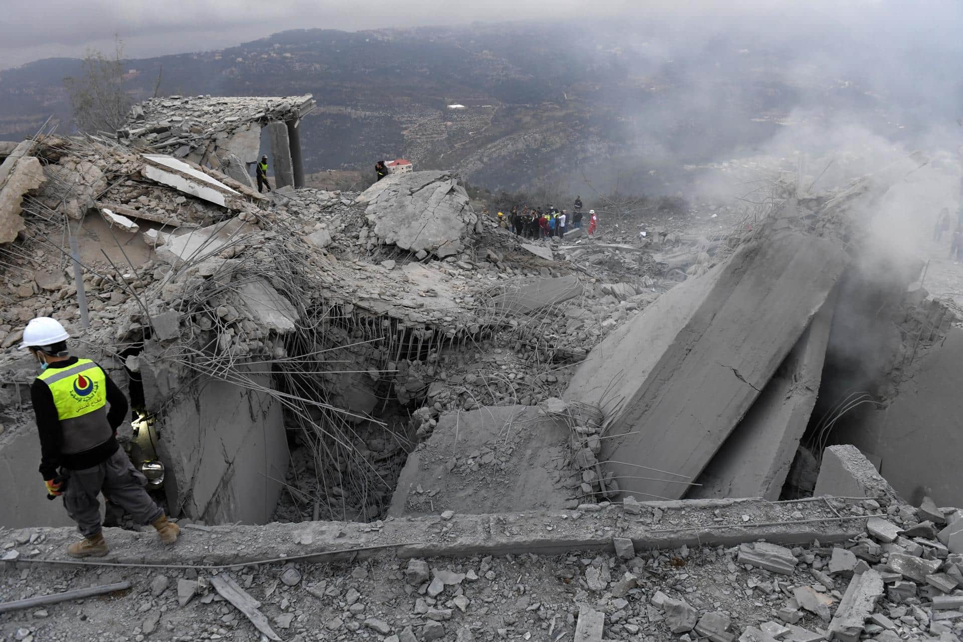 Los rescatistas buscan víctimas en el lugar atacado por un bombardeo israelí, en la localidad de Dhour Abadiyeh en el distrito de Baabda de la gobernación de Monte Líbano, al este de Beirut, Líbano, 12 de noviembre de 2024. Según el Ministerio de Salud libanés, al menos cinco personas murieron y dos resultaron heridas como resultado de un ataque aéreo israelí en una casa residencial en el pueblo de Abadiyeh. Según el Ministerio de Salud libanés, más de 3,280 personas han sido asesinadas y más de 14,200 han resultado heridas en Líbano desde la escalada de hostilidades entre Israel y Hezbollah. Líbano, Hizbulá/Hezbolá EFE/EPA/WAEL HAMZEH EPA-EFE/WAEL HAMZEH