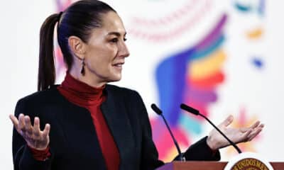 La presidenta de México Claudia Sheinbaum habla durante su conferencia de prensa matutina este lunes, en el Palacio Nacional en la Ciudad de México (México). EFE/ Sáshenka Gutiérrez