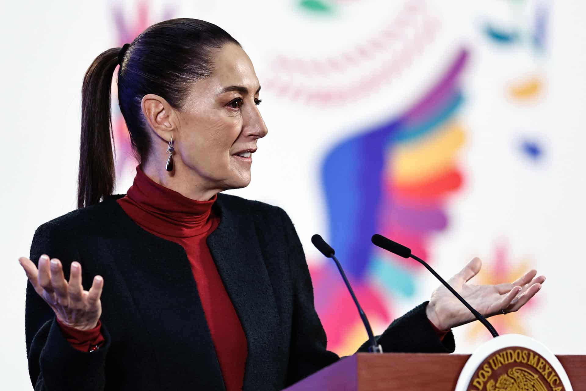 La presidenta de México Claudia Sheinbaum habla durante su conferencia de prensa matutina este lunes, en el Palacio Nacional en la Ciudad de México (México). EFE/ Sáshenka Gutiérrez