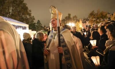 El arzobispo de París, Laurent Ulrich (C), durante el final de la procesión de la estatua de la Virgen María en la iglesia de Notre Dame de París, en París, Francia, 15 de noviembre de 2024. La estatua original de la Virgen María del siglo XIV fue encontrada intacta entre los escombros del incendio que devastó la catedral de Notre Dame de París en 2019. Esta procesión celebra el regreso de la estatua original de la Virgen María y marca un evento importante antes de la reapertura planificada de la catedral tras aproximadamente cinco años de renovación el 08 de diciembre de 2024. (Bishop, Francia) EFE/EPA/TERESA SUAREZ