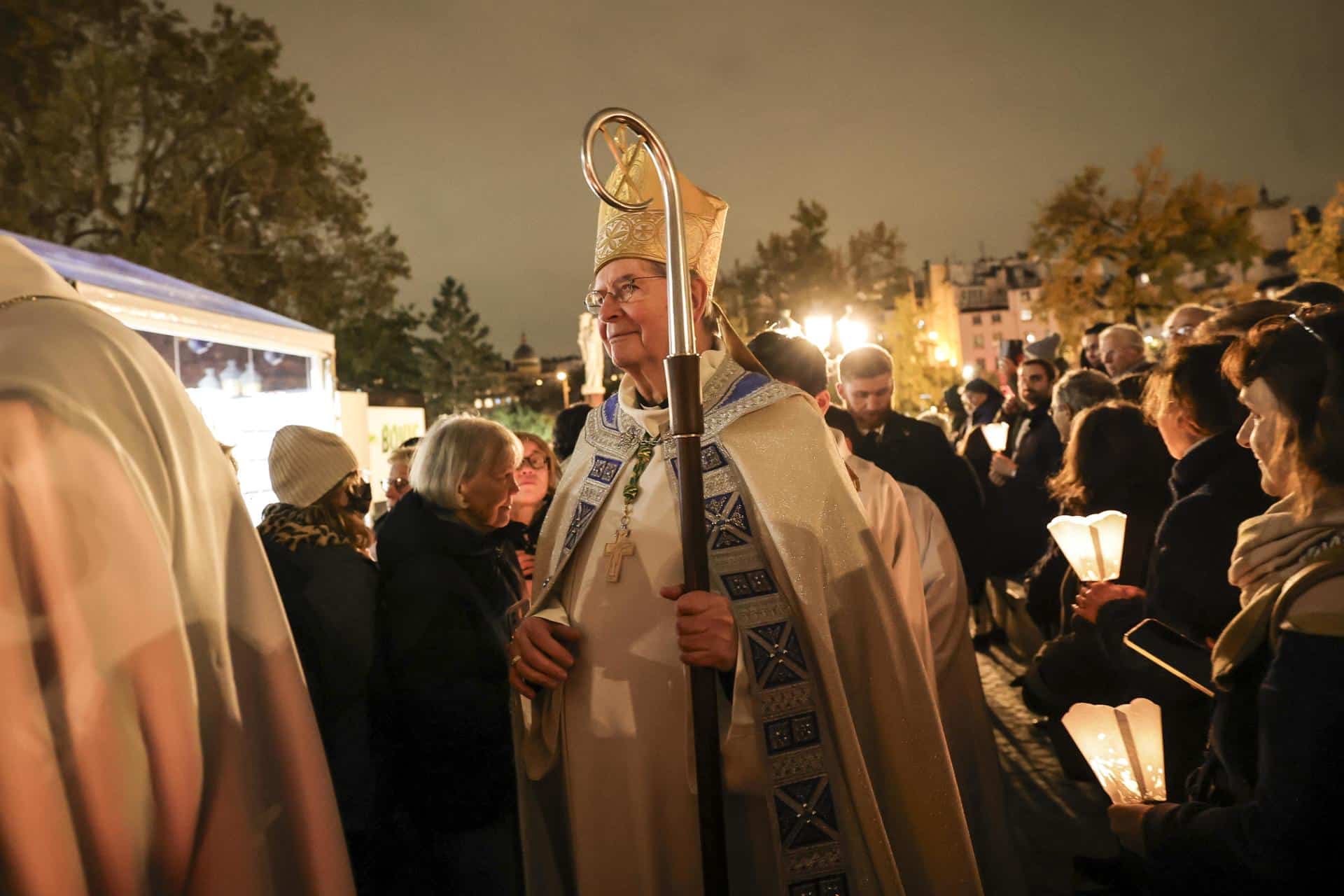 El arzobispo de París, Laurent Ulrich (C), durante el final de la procesión de la estatua de la Virgen María en la iglesia de Notre Dame de París, en París, Francia, 15 de noviembre de 2024. La estatua original de la Virgen María del siglo XIV fue encontrada intacta entre los escombros del incendio que devastó la catedral de Notre Dame de París en 2019. Esta procesión celebra el regreso de la estatua original de la Virgen María y marca un evento importante antes de la reapertura planificada de la catedral tras aproximadamente cinco años de renovación el 08 de diciembre de 2024. (Bishop, Francia) EFE/EPA/TERESA SUAREZ