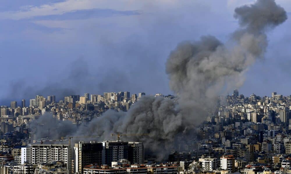 El humo se eleva tras un ataque aéreo israelí en el distrito de Dahieh, al sur de Beirut, Líbano, 21 de noviembre de 2024. Según el Ministerio de Salud libanés, más de 3,550 personas han sido asesinadas y más de 15,000 han resultado heridas en Líbano desde la escalada de hostilidades entre Israel y Hezbollah. (Líbano, Hizbulá/Hezbolá) EFE/EPA/WAEL HAMZEH