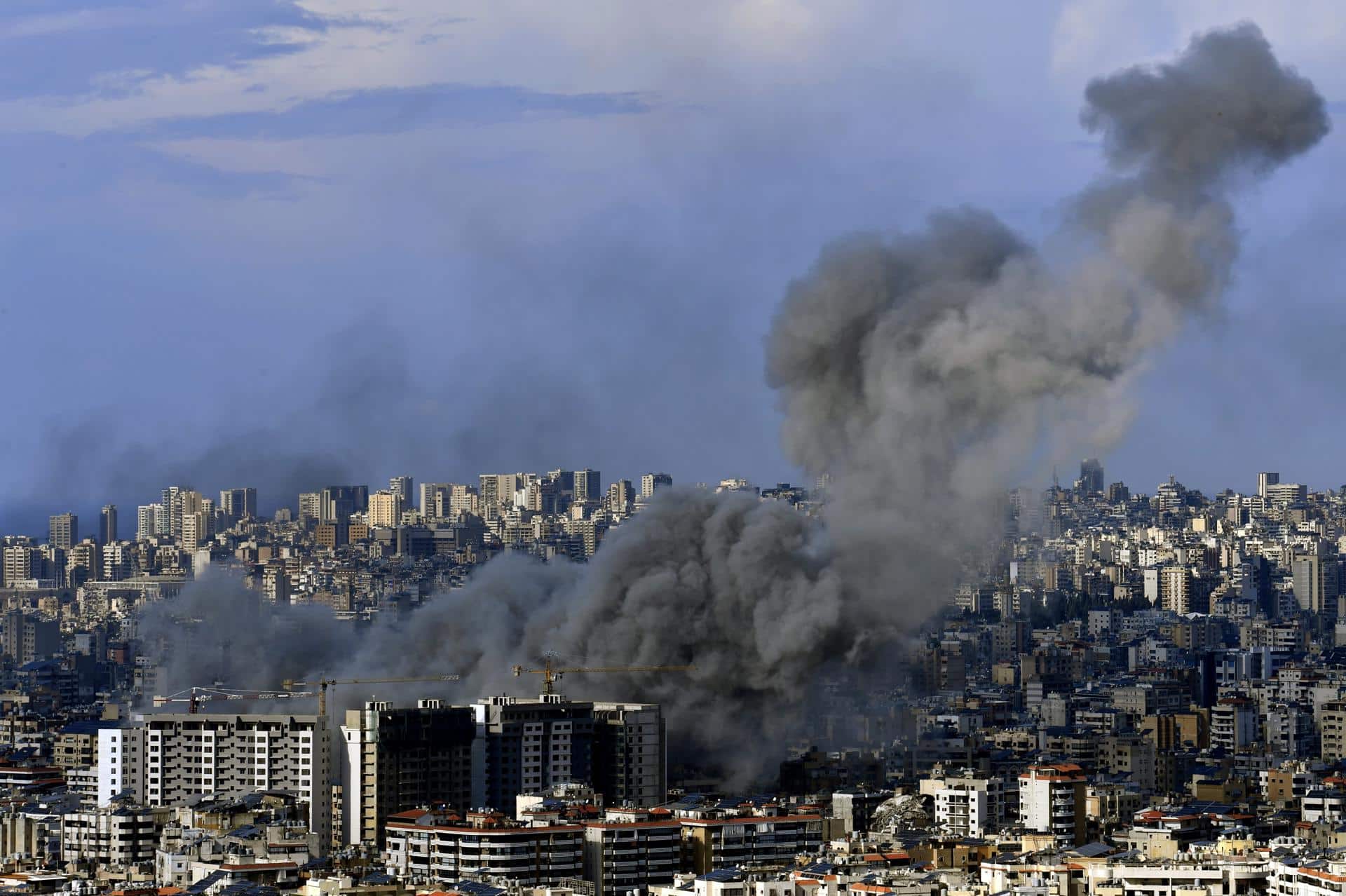 El humo se eleva tras un ataque aéreo israelí en el distrito de Dahieh, al sur de Beirut, Líbano, 21 de noviembre de 2024. Según el Ministerio de Salud libanés, más de 3,550 personas han sido asesinadas y más de 15,000 han resultado heridas en Líbano desde la escalada de hostilidades entre Israel y Hezbollah. (Líbano, Hizbulá/Hezbolá) EFE/EPA/WAEL HAMZEH