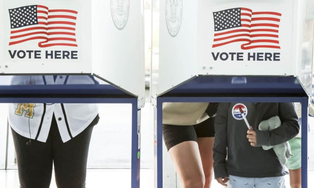 Estadounidenses depositan su voto en un colegio electoral en el vestíbulo del Museo de Brooklyn de Nueva York este martes. EFE/ Sarah Yenesel