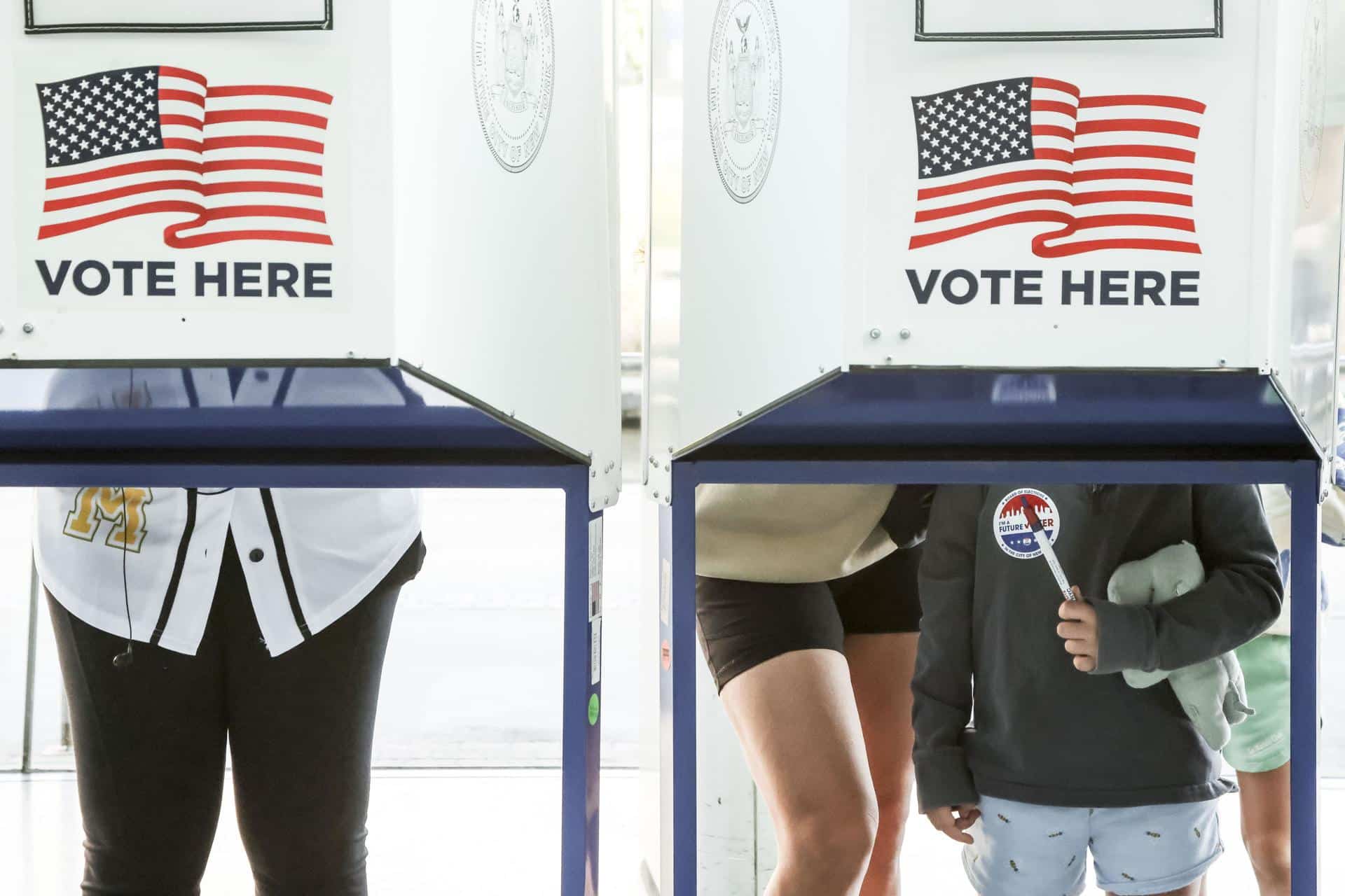 Estadounidenses depositan su voto en un colegio electoral en el vestíbulo del Museo de Brooklyn de Nueva York este martes. EFE/ Sarah Yenesel