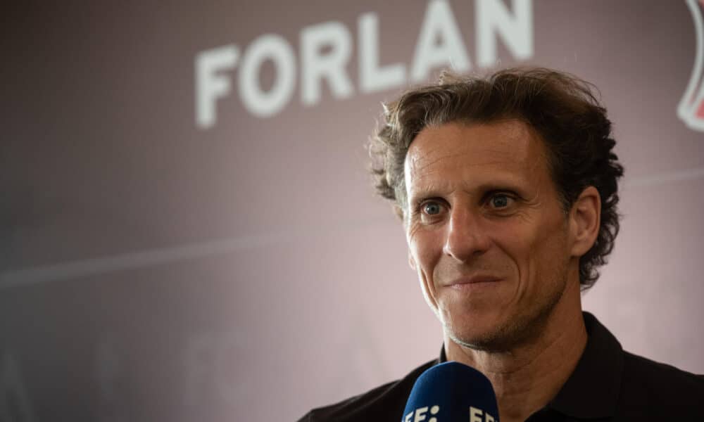 El uruguayo Diego Forlán habla en una entrevista con EFE en Montevideo (Uruguay). EFE/ Sofía Torres