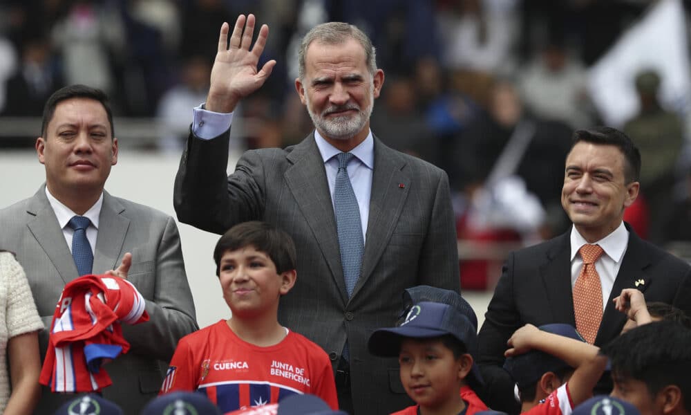 El rey Felipe VI (c) saluda junto al presidente de Ecuador, Daniel Noboa (d), en la inauguración de una nueva escuela del Atlético de Madrid este jueves, en Cuenca (Ecuador). El Atlético de Madrid inaugura una nueva escuela en Ecuador bajo el convenio desarrollado con la Junta de Beneficencia de Guayaquil. EFE/ José Jácome