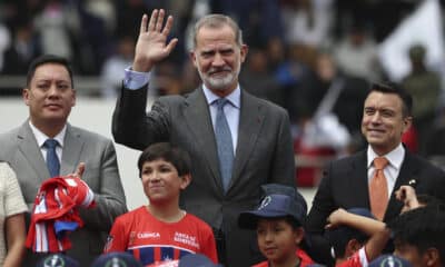 El rey Felipe VI (c) saluda junto al presidente de Ecuador, Daniel Noboa (d), en la inauguración de una nueva escuela del Atlético de Madrid este jueves, en Cuenca (Ecuador). El Atlético de Madrid inaugura una nueva escuela en Ecuador bajo el convenio desarrollado con la Junta de Beneficencia de Guayaquil. EFE/ José Jácome