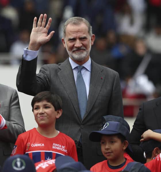 El rey Felipe VI (c) saluda junto al presidente de Ecuador, Daniel Noboa (d), en la inauguración de una nueva escuela del Atlético de Madrid este jueves, en Cuenca (Ecuador). El Atlético de Madrid inaugura una nueva escuela en Ecuador bajo el convenio desarrollado con la Junta de Beneficencia de Guayaquil. EFE/ José Jácome