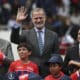 El rey Felipe VI (c) saluda junto al presidente de Ecuador, Daniel Noboa (d), en la inauguración de una nueva escuela del Atlético de Madrid este jueves, en Cuenca (Ecuador). El Atlético de Madrid inaugura una nueva escuela en Ecuador bajo el convenio desarrollado con la Junta de Beneficencia de Guayaquil. EFE/ José Jácome