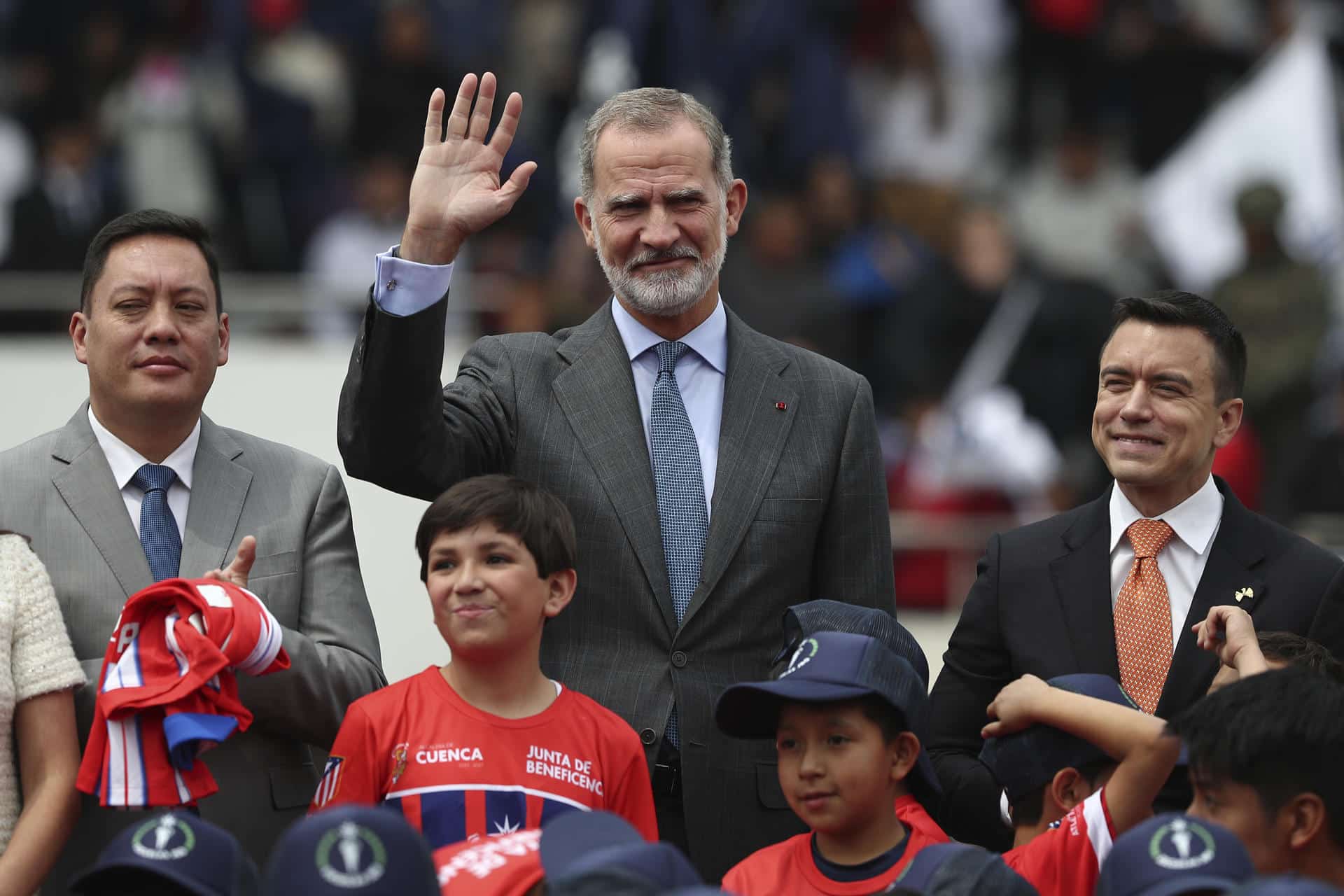 El rey Felipe VI (c) saluda junto al presidente de Ecuador, Daniel Noboa (d), en la inauguración de una nueva escuela del Atlético de Madrid este jueves, en Cuenca (Ecuador). El Atlético de Madrid inaugura una nueva escuela en Ecuador bajo el convenio desarrollado con la Junta de Beneficencia de Guayaquil. EFE/ José Jácome