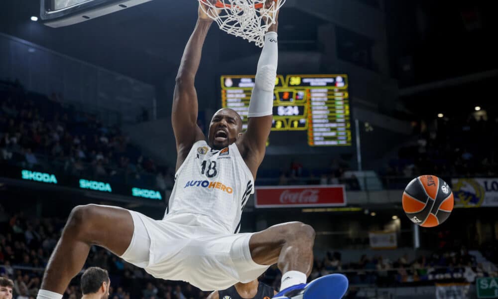 El pívot del Real Madrid Serge Ibaka machaca la canasta durante el partido de la jornada 9 de la EuroLiga que Real Madrid y Virtus de Bolonia jugaron en el WiZink Center, en Madrid. EFE/Juanjo Martín