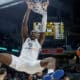 El pívot del Real Madrid Serge Ibaka machaca la canasta durante el partido de la jornada 9 de la EuroLiga que Real Madrid y Virtus de Bolonia jugaron en el WiZink Center, en Madrid. EFE/Juanjo Martín