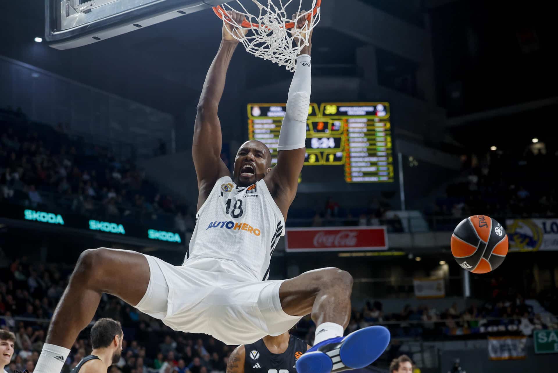 El pívot del Real Madrid Serge Ibaka machaca la canasta durante el partido de la jornada 9 de la EuroLiga que Real Madrid y Virtus de Bolonia jugaron en el WiZink Center, en Madrid. EFE/Juanjo Martín