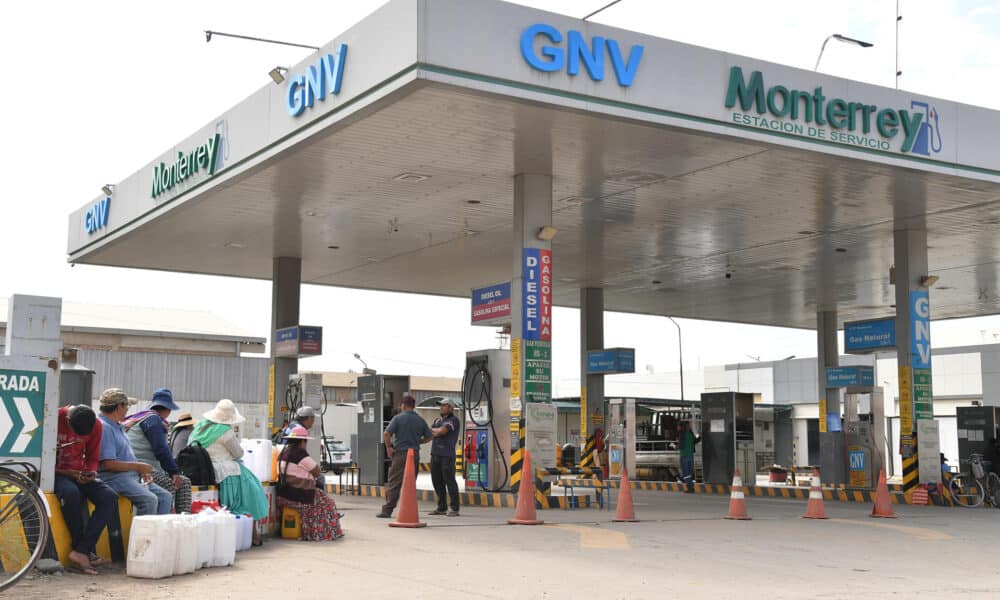 Transportistas hacen filas para comprar combustible en una estación de servicio este jueves en Cochabamba (Bolivia). EFE/Jorge Abrego