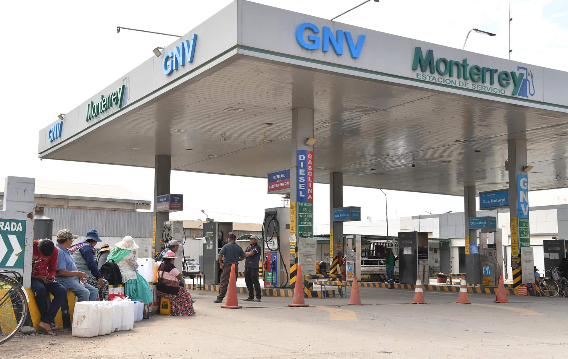 Transportistas hacen filas para comprar combustible en una estación de servicio este jueves en Cochabamba (Bolivia). EFE/Jorge Abrego