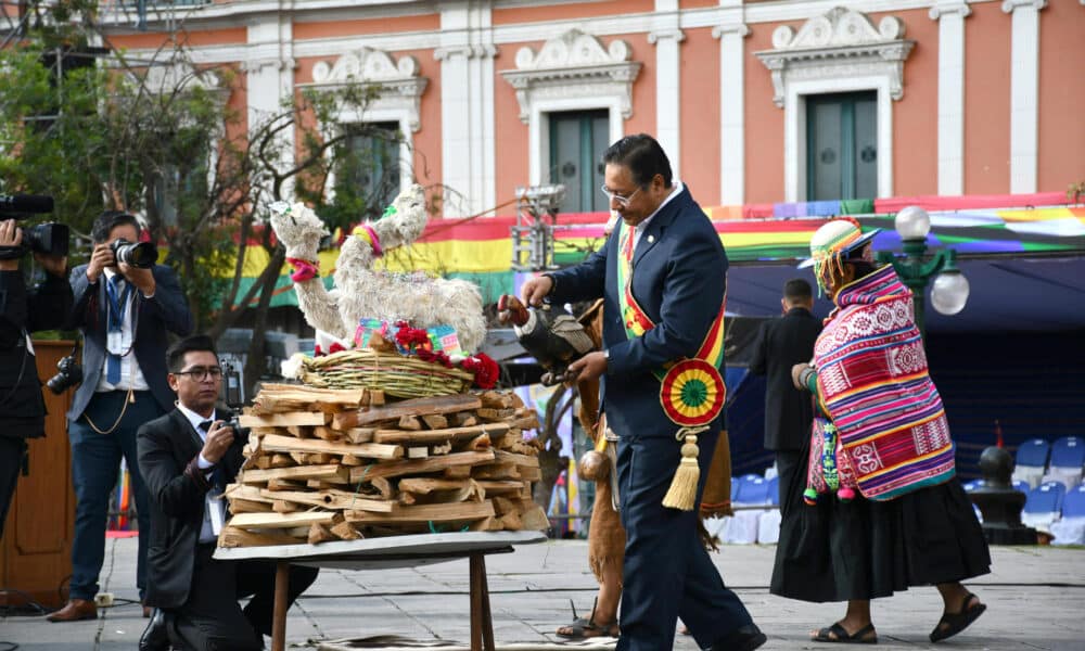 El presidente de Bolivia, Luis Arce, participa en una ceremonia ancestral para entregar una ofrenda a la Madre Tierra este viernes en La Paz (Bolivia). El presidente de Bolivia, Luis Arce, inició este viernes su quinto y último año de gestión con una ofrenda a la 'Pachamama' o Madre Tierra y un llamado a la unidad ante quienes "intentan socavar" la democracia, en medio de la pugna que tiene con el exmandatario Evo Morales (2006-2019) quien es el líder del oficialismo. EFE/Stringer