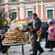 El presidente de Bolivia, Luis Arce, participa en una ceremonia ancestral para entregar una ofrenda a la Madre Tierra este viernes en La Paz (Bolivia). El presidente de Bolivia, Luis Arce, inició este viernes su quinto y último año de gestión con una ofrenda a la 'Pachamama' o Madre Tierra y un llamado a la unidad ante quienes "intentan socavar" la democracia, en medio de la pugna que tiene con el exmandatario Evo Morales (2006-2019) quien es el líder del oficialismo. EFE/Stringer