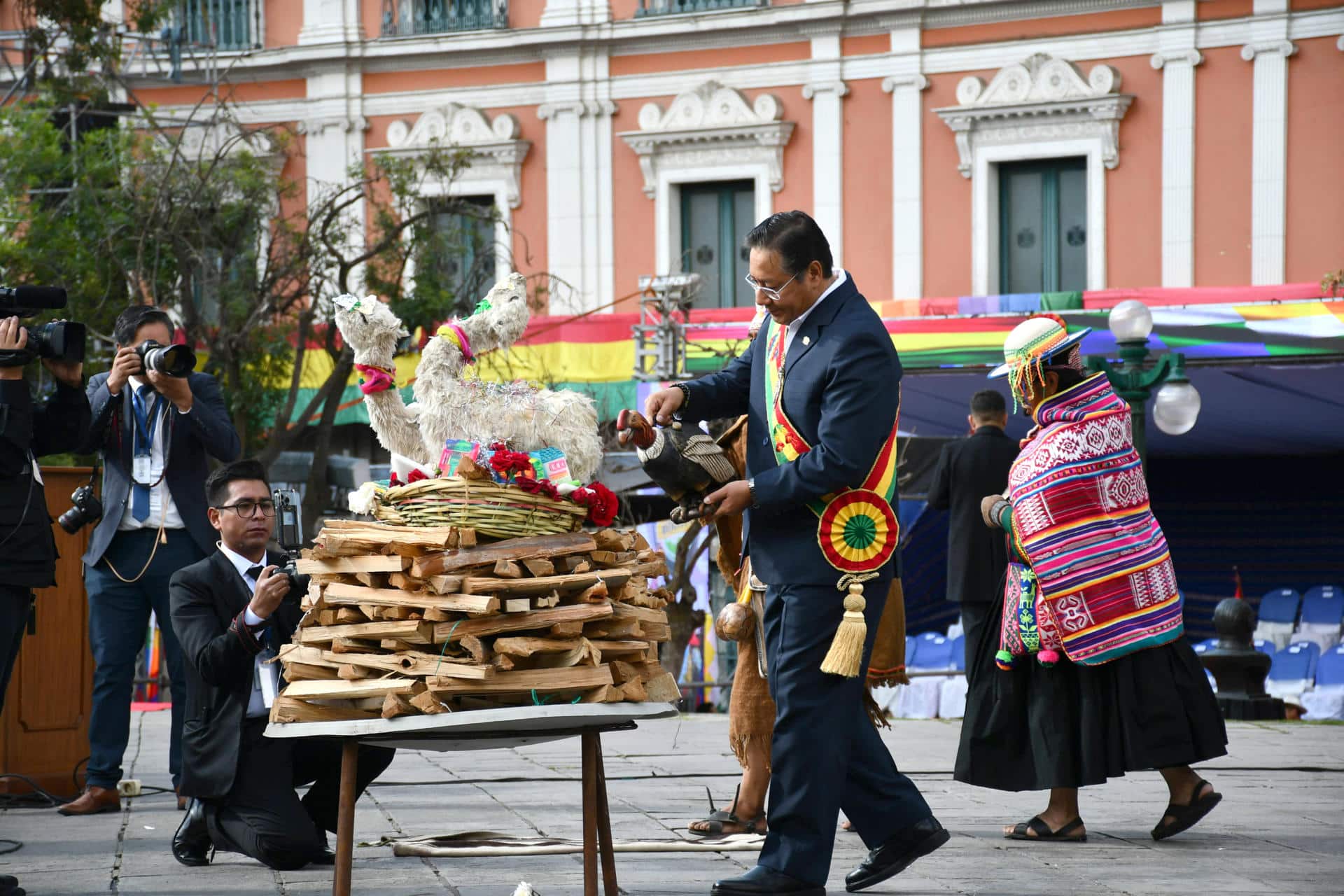 El presidente de Bolivia, Luis Arce, participa en una ceremonia ancestral para entregar una ofrenda a la Madre Tierra este viernes en La Paz (Bolivia). El presidente de Bolivia, Luis Arce, inició este viernes su quinto y último año de gestión con una ofrenda a la 'Pachamama' o Madre Tierra y un llamado a la unidad ante quienes "intentan socavar" la democracia, en medio de la pugna que tiene con el exmandatario Evo Morales (2006-2019) quien es el líder del oficialismo. EFE/Stringer