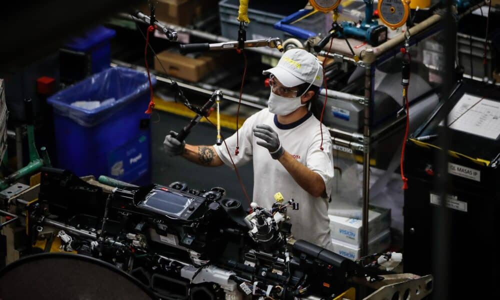 Fotografía de archivo de un trabajador de la industria automotriz en Argentina. EFE/ Juan Ignacio Roncoroni