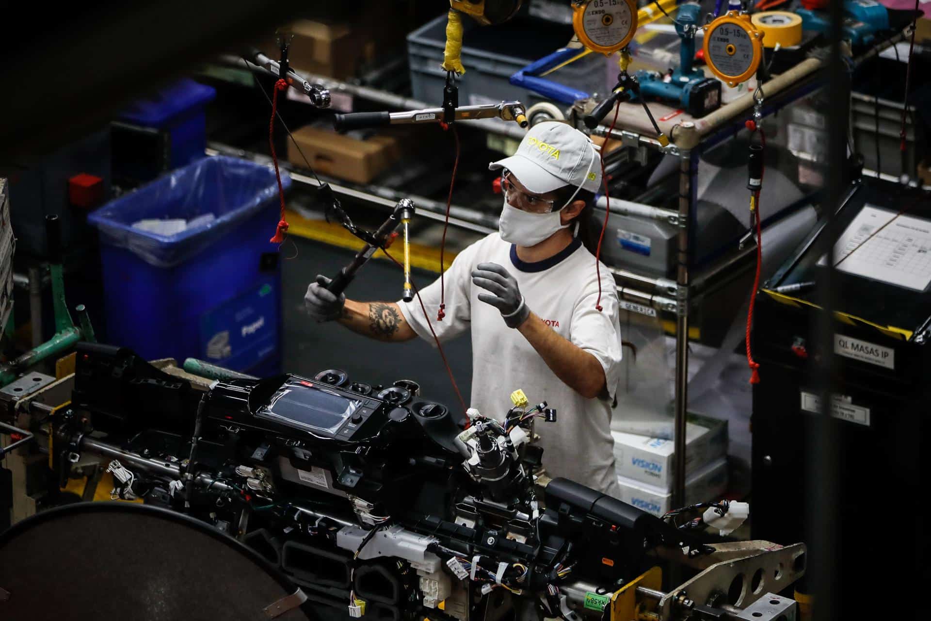 Fotografía de archivo de un trabajador de la industria automotriz en Argentina. EFE/ Juan Ignacio Roncoroni