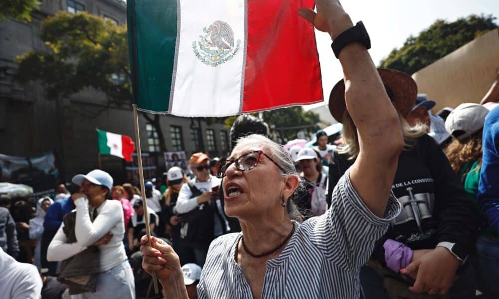 Trabajadores judiciales protestan este martes frente a la Suprema Corte de Justicia Nacional (SCJN), en la Ciudad de México (México). . EFE/Sáshenka Gutiérrez