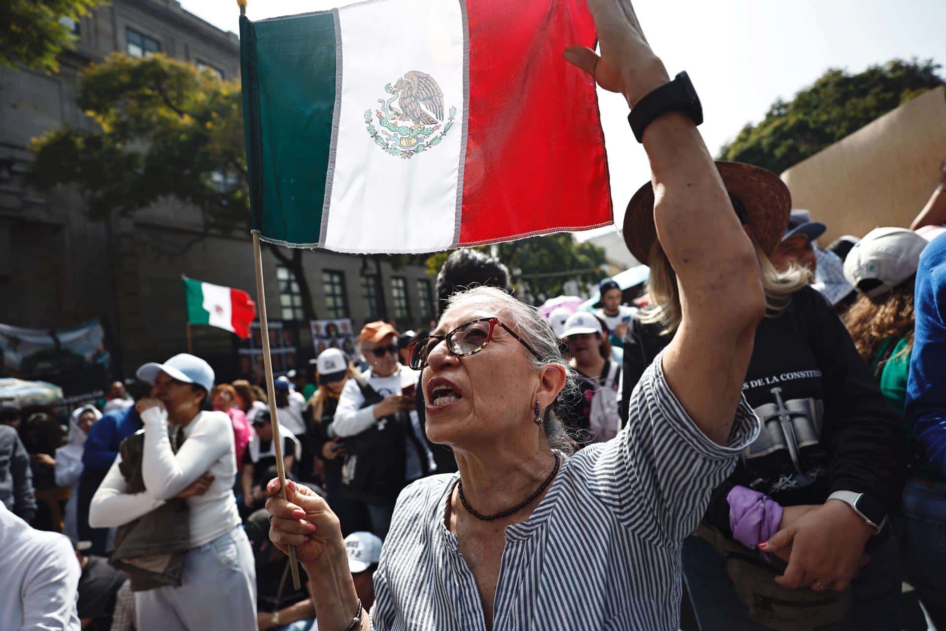 Trabajadores judiciales protestan este martes frente a la Suprema Corte de Justicia Nacional (SCJN), en la Ciudad de México (México). . EFE/Sáshenka Gutiérrez