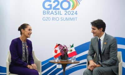 Fotografía cedida este lunes por la presidencia de México de la presidenta de México, Claudia Sheinbaum (i), junto al primer ministro de Canadá, Justin Trudeau (d), durante una reunión privada en el marco de la cumbre del G20, celebrada en Brasil. EFE/Presidencia de México