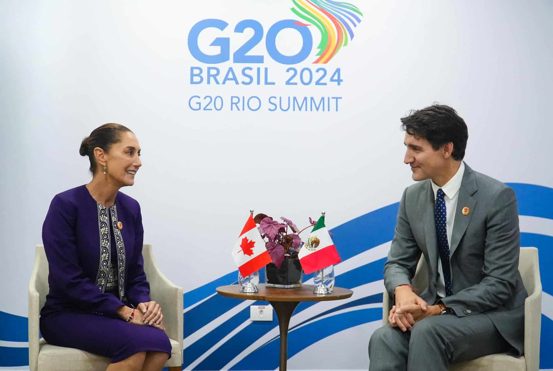 Fotografía cedida este lunes por la presidencia de México de la presidenta de México, Claudia Sheinbaum (i), junto al primer ministro de Canadá, Justin Trudeau (d), durante una reunión privada en el marco de la cumbre del G20, celebrada en Brasil. EFE/Presidencia de México