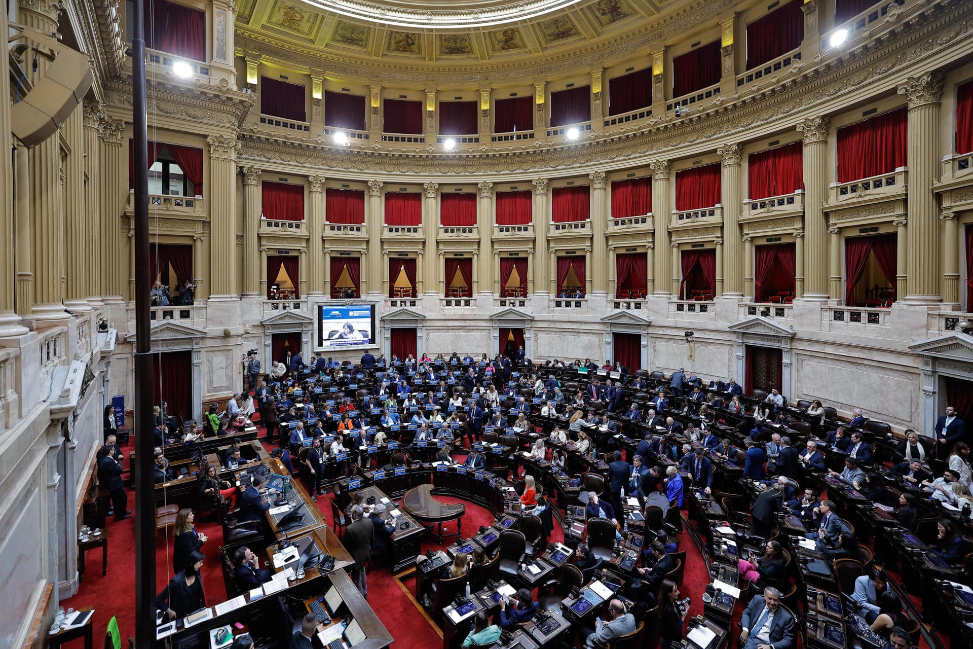 Fotografía de archivo de diputados participando de una sesión en el congreso de Argentina. EFE/ Juan Ignacio Roncoroni