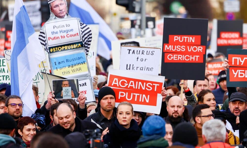 Manifestación en Berlín de la oposición rusa contra Vladímir Putin. EFE/EPA/FILIP SINGER