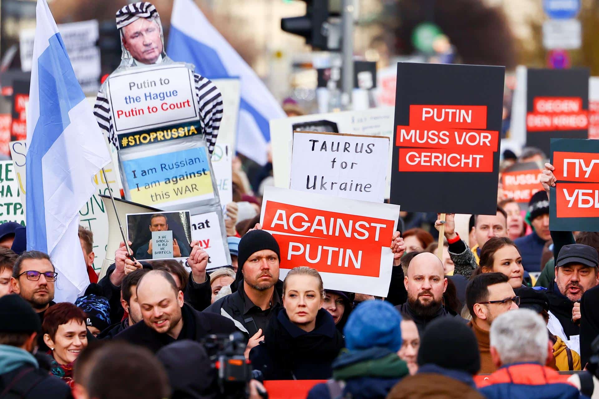 Manifestación en Berlín de la oposición rusa contra Vladímir Putin. EFE/EPA/FILIP SINGER