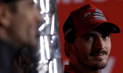 El piloto español del equipo Prima Pramac Racing, Jorge Martín, y el italiano de Ducati Lenovo Team, Pecco Bagnaia (d), durante la rueda de prensa previa del Gran Premio de Barcelona Solidaridad que sustituye al cancelado Gran Premio de la Comunidad Valenciana a causa de la dana, y que se disputará este fin de semana en el Circuito de Barcelona-Cataluña. EFE/Alberto Estévez