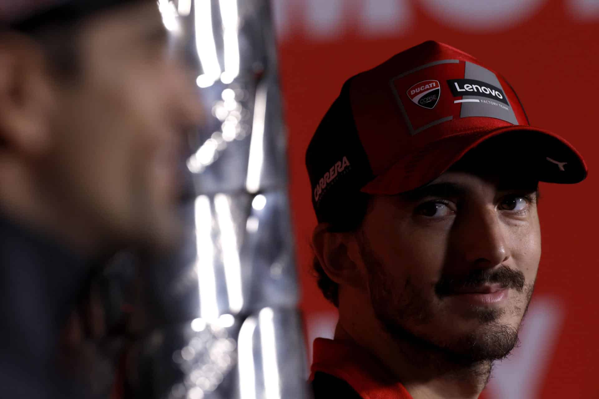 El piloto español del equipo Prima Pramac Racing, Jorge Martín, y el italiano de Ducati Lenovo Team, Pecco Bagnaia (d), durante la rueda de prensa previa del Gran Premio de Barcelona Solidaridad que sustituye al cancelado Gran Premio de la Comunidad Valenciana a causa de la dana, y que se disputará este fin de semana en el Circuito de Barcelona-Cataluña. EFE/Alberto Estévez