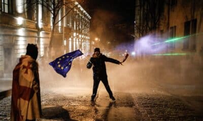 Un partidario de la oposición georgiana ondea una bandera europea durante una protesta frente al edificio del Parlamento en Tbilisi, Georgia, el 29 de noviembre de 2024. EFE/EPA/David Mdzinarishvili