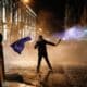 Un partidario de la oposición georgiana ondea una bandera europea durante una protesta frente al edificio del Parlamento en Tbilisi, Georgia, el 29 de noviembre de 2024. EFE/EPA/David Mdzinarishvili