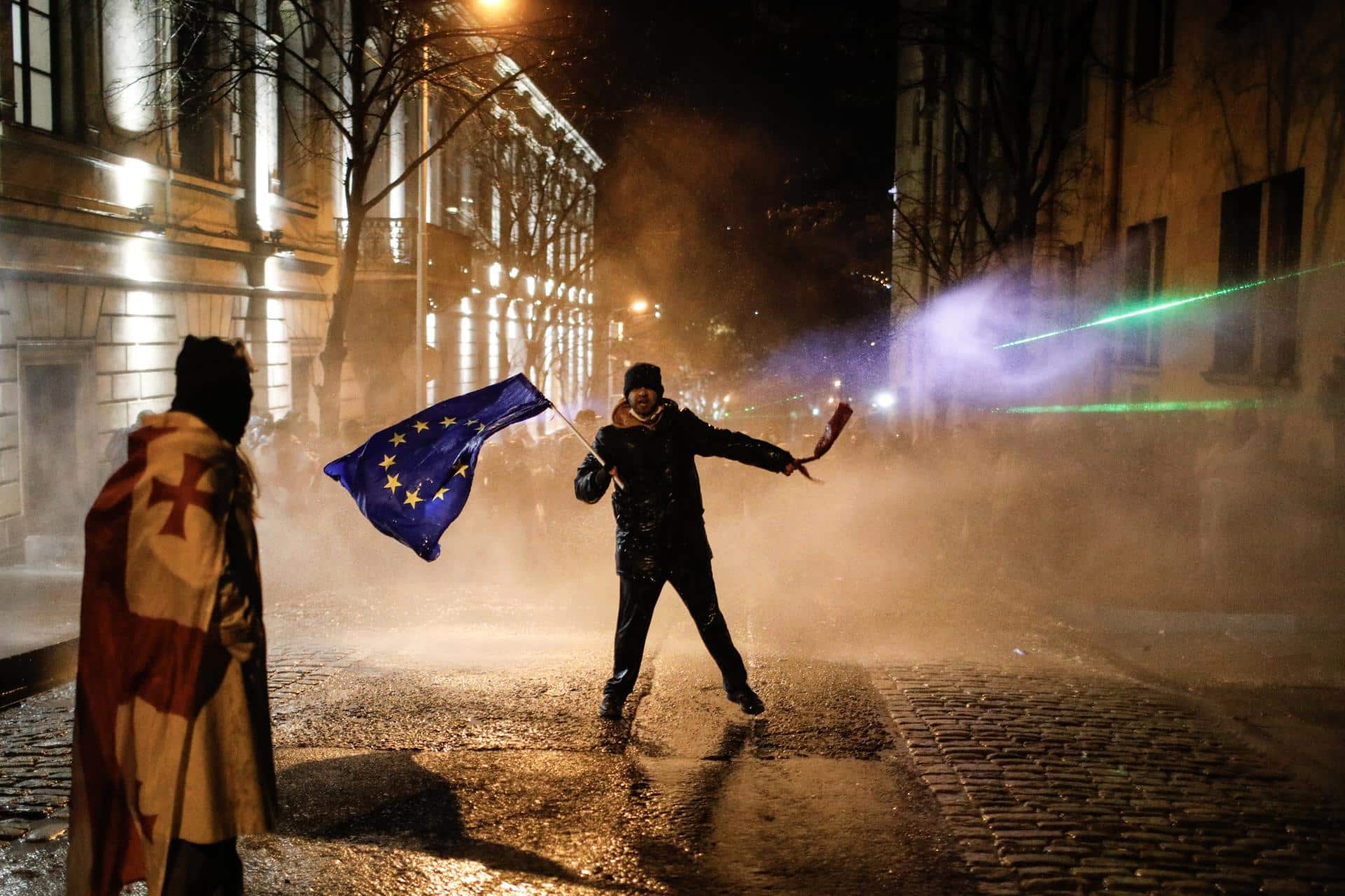 Un partidario de la oposición georgiana ondea una bandera europea durante una protesta frente al edificio del Parlamento en Tbilisi, Georgia, el 29 de noviembre de 2024. EFE/EPA/David Mdzinarishvili