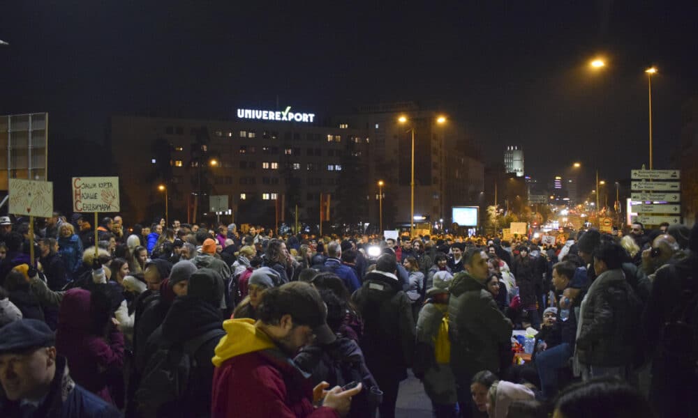 Centenares de personas bloquearon este viernes el puente 'Varadinski' sobre el río Danubio en la ciudad serbia de Novi Sad para exigir la dimisión de los responsables del reciente derrumbe del techo de una estación de ferrocarril en esta ciudad, que causó 14 muertos. EFE/ Bogdan Dasic