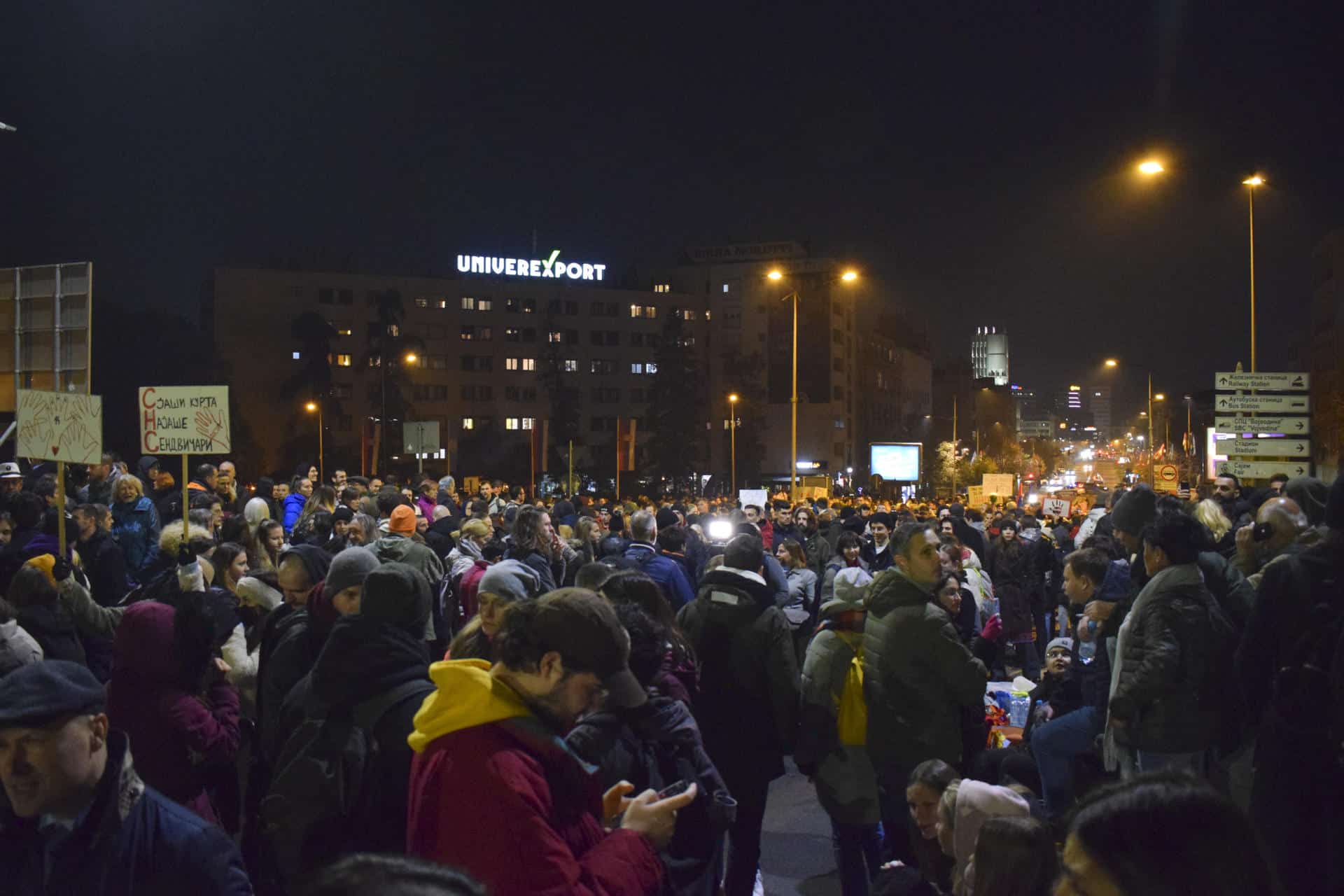 Centenares de personas bloquearon este viernes el puente 'Varadinski' sobre el río Danubio en la ciudad serbia de Novi Sad para exigir la dimisión de los responsables del reciente derrumbe del techo de una estación de ferrocarril en esta ciudad, que causó 14 muertos. EFE/ Bogdan Dasic