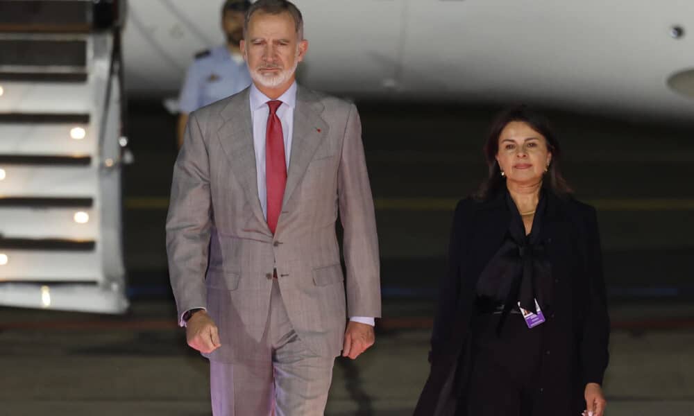 El rey Felipe VI camina a su llegada este miércoles, al aeropuerto Internacional Mariscal La Mar en Cuenca (Ecuador). Felipe VI participará en la XXIX Cumbre Iberoamericana. EFE/ Mariscal