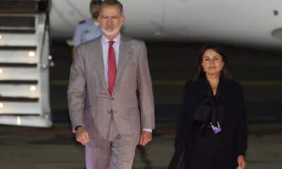 El rey Felipe VI camina a su llegada este miércoles, al aeropuerto Internacional Mariscal La Mar en Cuenca (Ecuador). Felipe VI participará en la XXIX Cumbre Iberoamericana. EFE/ Mariscal