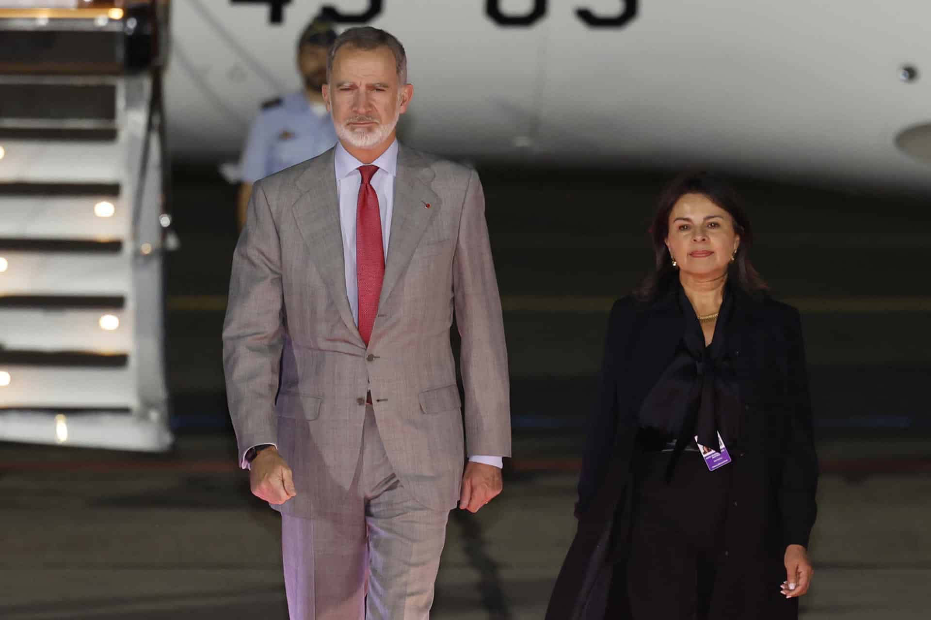 El rey Felipe VI camina a su llegada este miércoles, al aeropuerto Internacional Mariscal La Mar en Cuenca (Ecuador). Felipe VI participará en la XXIX Cumbre Iberoamericana. EFE/ Mariscal